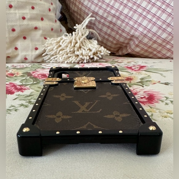Authentic 2018 Louis Vuitton Monogram Eye-Trunk iPhone X Case. - Picture 3 of 6